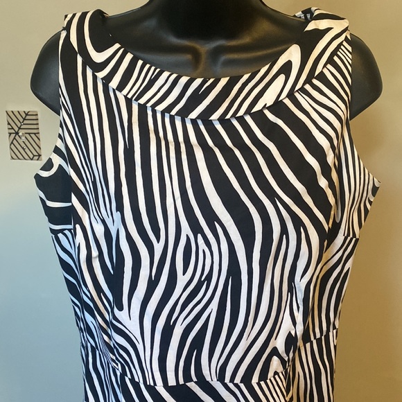 PRE-OWNED DLG BLACK & WHITE COLLARED SLEEVELESS DRESS - Picture 5 of 12